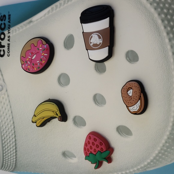 Crocs NWT Bundle (2) Jibbits Happy Candy 5 pack & Breakfast 5 pack 10 To… - Picture 7 of 8